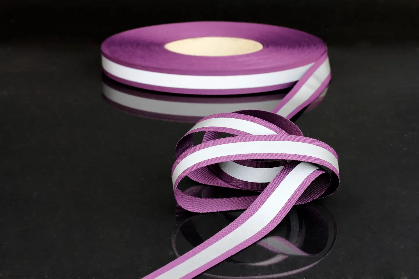 Violettes Klebeband mit hellem Rückstrahler