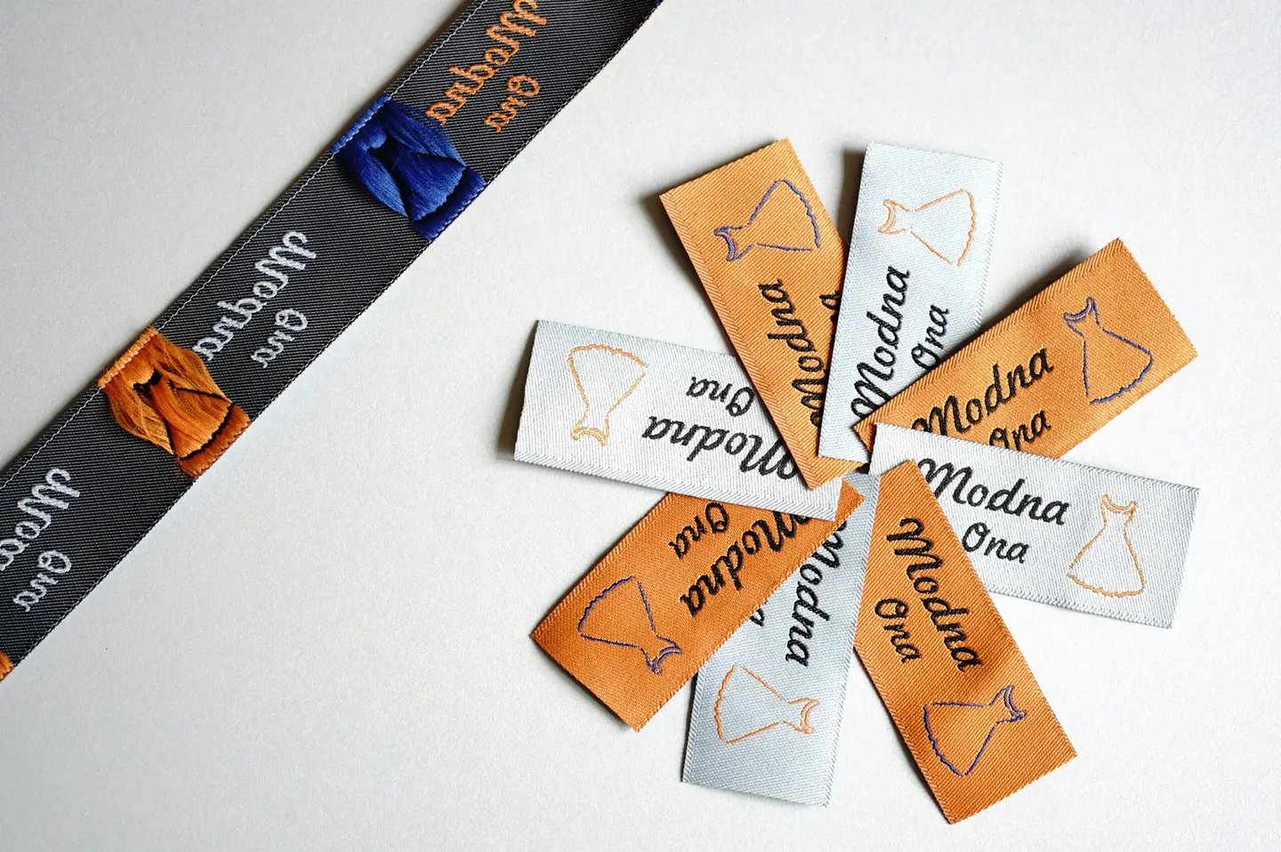 Orange, Granat und weiß Jacquard-Webetiketten Premium